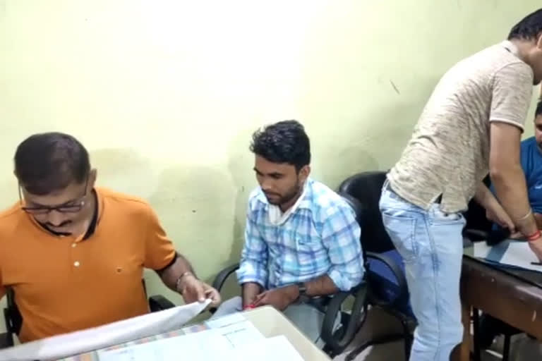 acb arrested clerk for taking bribe