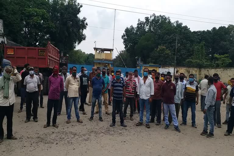 truck owners protest on steel gate plant in bokaro