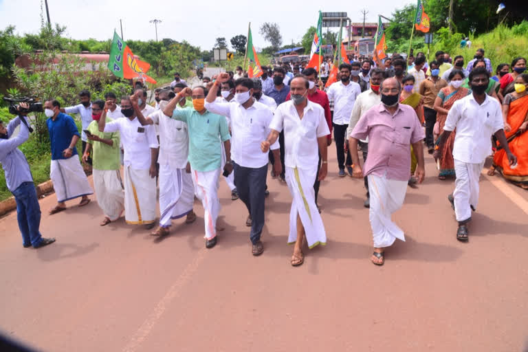 ತಲಪಾಡಿ ಗಡಿಯಲ್ಲಿ ಬಿಜೆಪಿ ಕಾರ್ಯಕರ್ತರಿಂದ ಪ್ರತಿಭಟನೆ