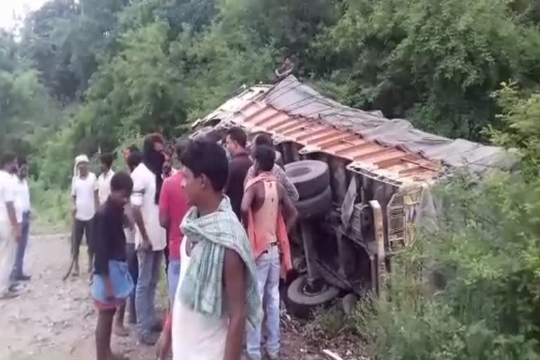 refined oil loaded truck overturned in hazaribag