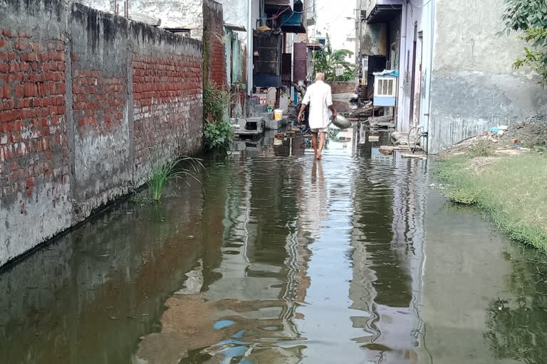 water logging in kishan vihar due to drainage overflow at mundka