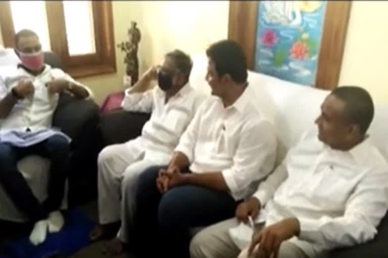 ministers discurshion with mla vamishi and ysrcp leader dutta
