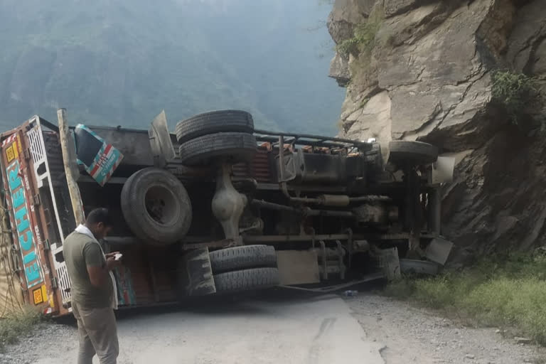 Truck filled with apples pelted