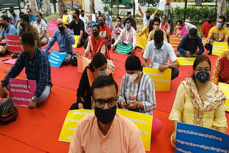 Parents Association begins indefinite hunger strike at district headquarters Ghaziabad