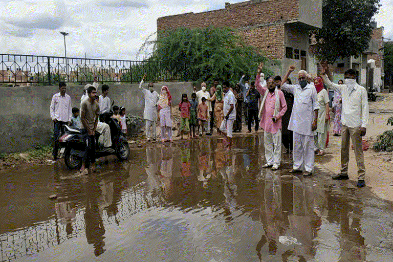 Valmiki township residents protest against administration over sewer problem in bhiwani