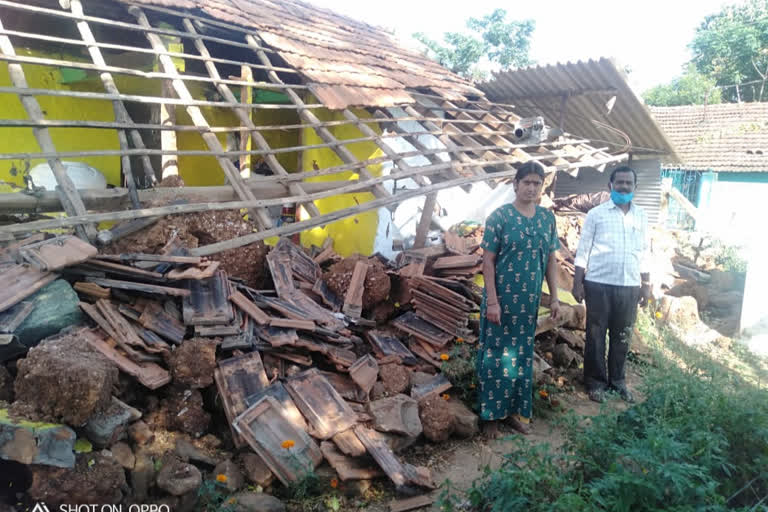 ಮಳೆಗೆ ಕುಸಿದ ಮಾಜಿ ಗ್ರಾಪಂ ಅಧ್ಯಕ್ಷೆ ಮನೆ