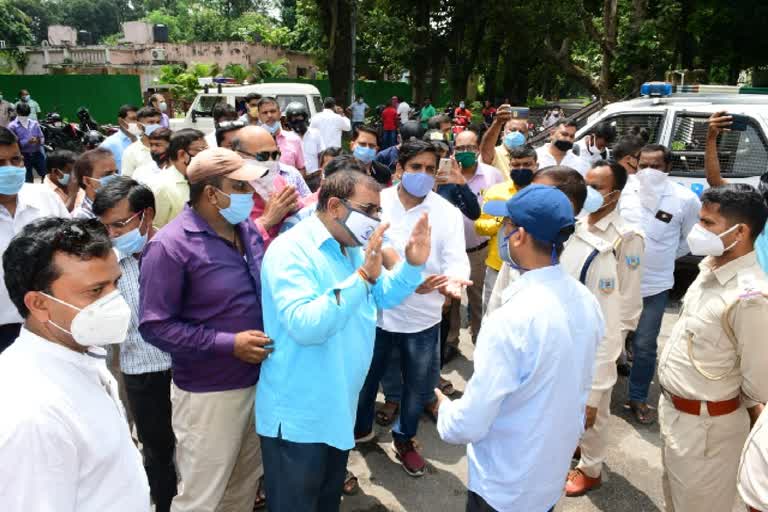 parents-association-protests-against-sant-xavier-school-in-bokaro