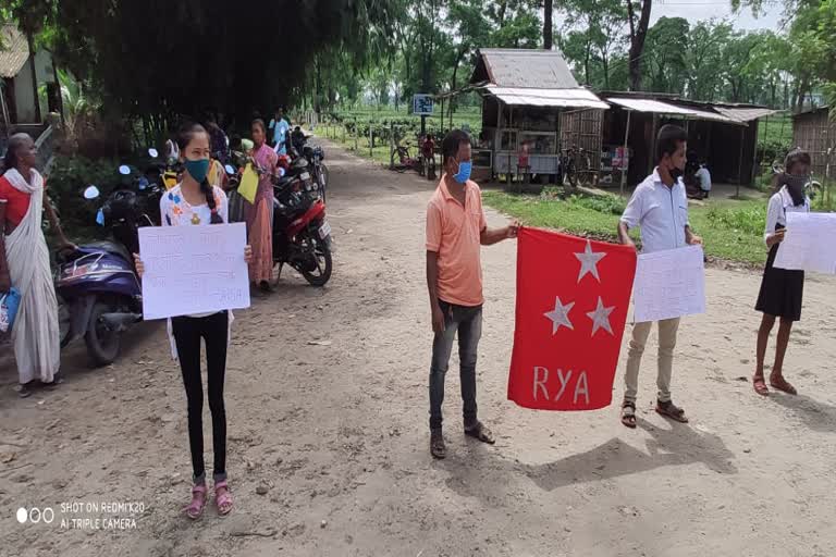 আইছা আৰু বিপ্লৱী যুৱ সন্থাই দাহ কৰিলে হিমন্ত বিশ্ব শৰ্মাৰ প্ৰতিকৃতি