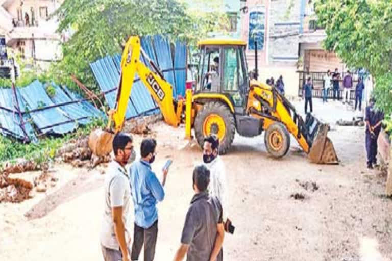 ghmc-enforcement-department-officials-clearing-illegal-structures-in-hyderabad