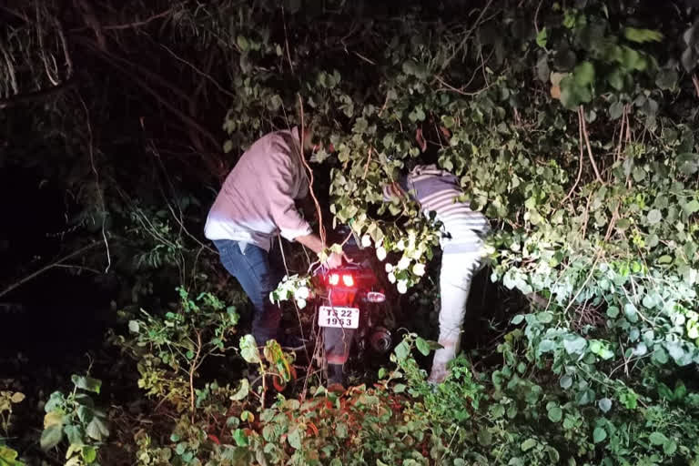 mla Sridhar Babu rescues a fallen man on Huzurabad Karimnagar Road