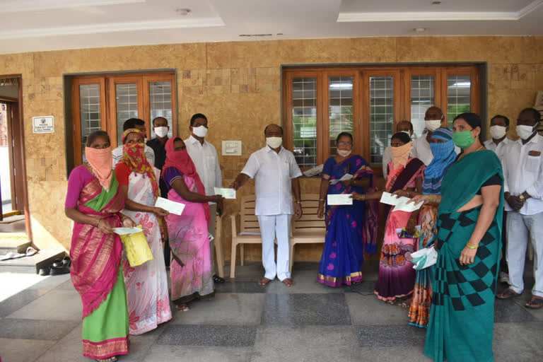 MLA Challa distributing Kalyana Lakshmi checks