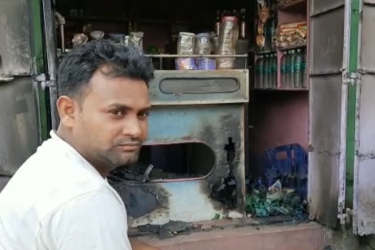 miscreants set fire in shop in dhanbad