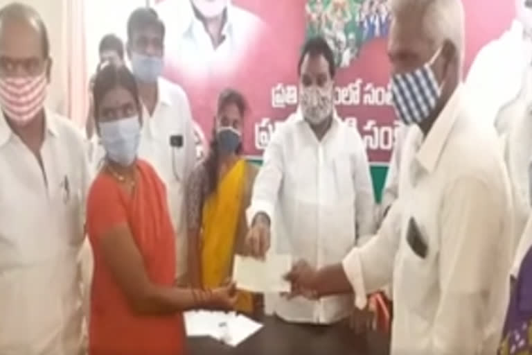 mla aruri ramesh distribution kalyna laxmi cheques in warangal rural district