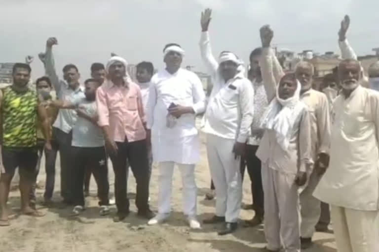 Farmers protest against NHAI on Delhi Meerut Express Way in Ghaziabad