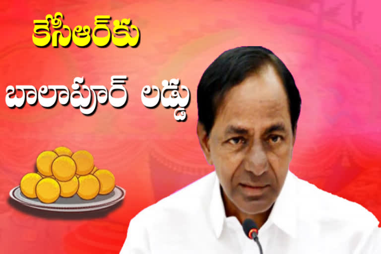 members-of-the-ganesh-utsava-samiti-presented-the-balapur-laddu-to-the-cm-kcr