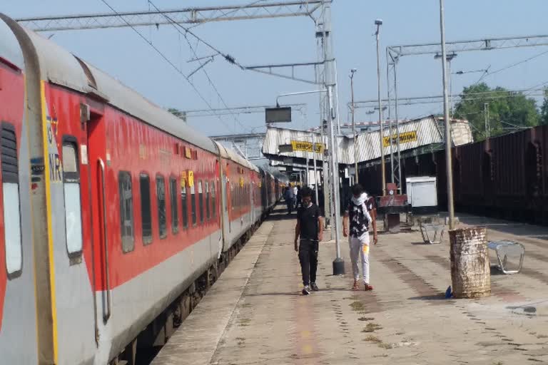 647-passengers-stranded-in-rajdhani-express-sent-from-palamu-to-ranchi