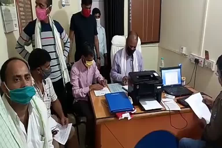 Village Development Officer arrested taking bribe, ग्राम विकास अधिकारी रिश्वत लेते गिरफ्तार