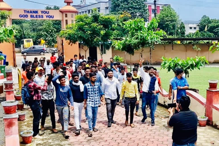 NSUI activists protest against arbitrariness of private school