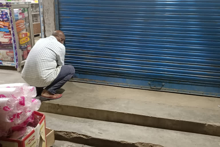 डंगराटोली स्थित रिलायंस मार्ट को किया गया सील, reliance mart sealed due to voilating covid guidelines