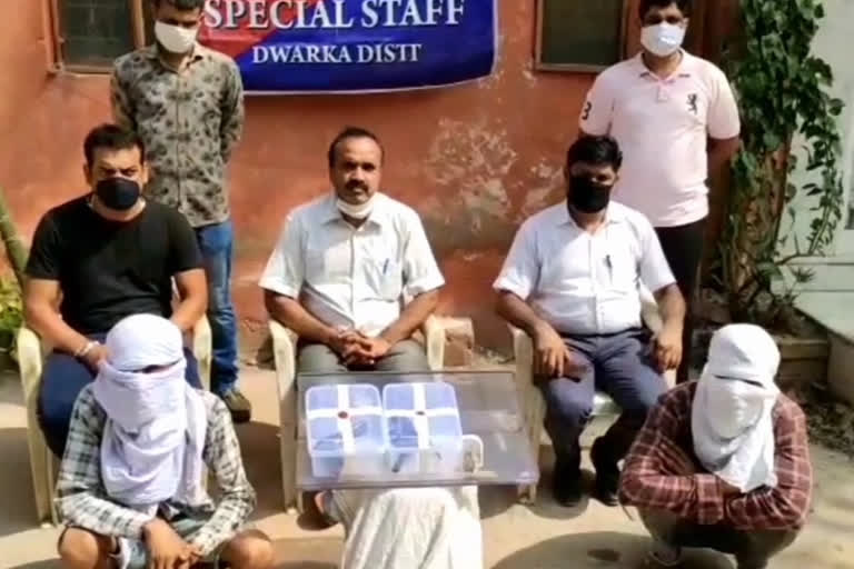 Delhi Special staff arrested 2 accused with weapons in Dwarka Mor