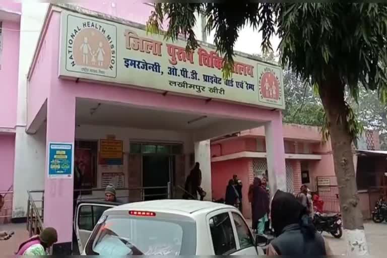 जिला अस्पताल में चादर में लपेट कर शव को पहुंचाया गया मोर्चरी.