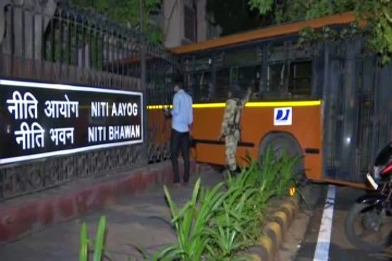 Bus ran into the boundary wall, Bus ran into the boundary wall of NITI Aayog building, Delhi NITI Aayog, Delhi NITI Aayog news, Delhi NITI Aayog latest news, ನೀತಿ ಆಯೋಗ ಕಚೇರಿಗೆ ನುಗ್ಗಿದ ಸರ್ಕಾರಿ ಬಸ್, ದೆಹಲಿಯಲ್ಲಿ ನೀತಿ ಆಯೋಗ ಕಚೇರಿಗೆ ನುಗ್ಗಿದ ಸರ್ಕಾರಿ ಬಸ್, ದೆಹಲಿ ನೀತಿ ಆಯೋಗ ಕಚೇರಿ, ದೆಹಲಿ ನೀತಿ ಆಯೋಗ ಕಚೇರಿ ಸುದ್ದಿ,