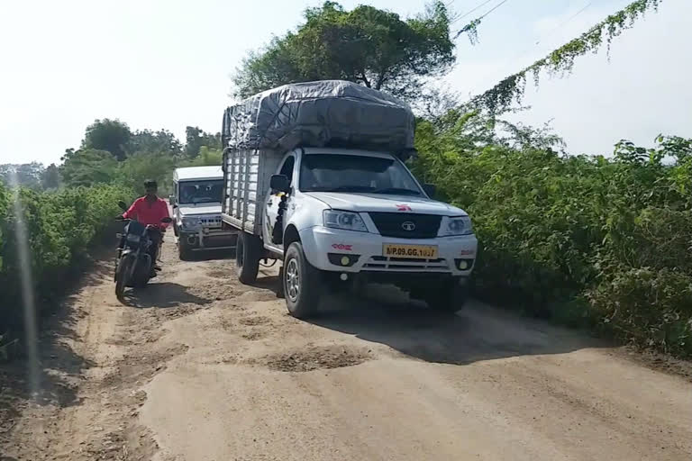 Traffic stopped on Mortakka Bridge n khargone