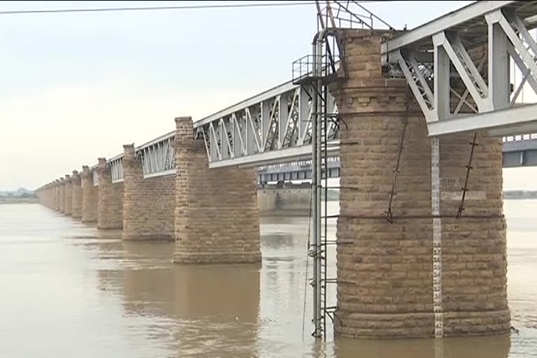 heavlock-bridge-on-godavari-river-completed-120-years