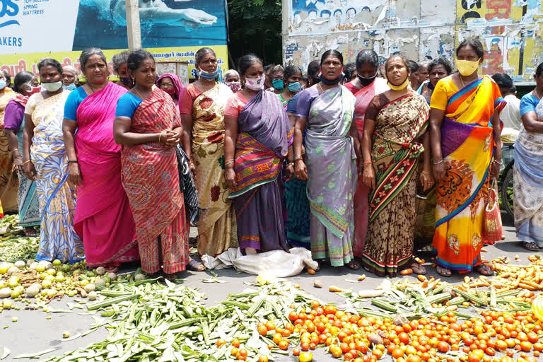 women-struggle-to-pour-vegetables-on-the-road