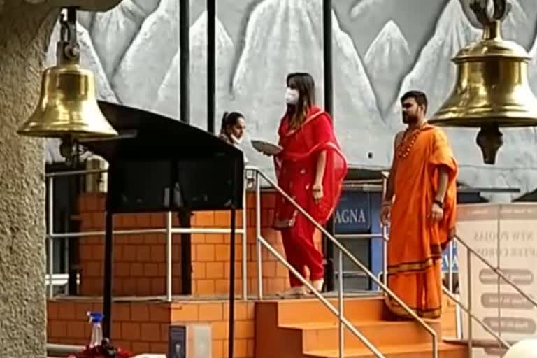 actress-sanjana-garlani-visited-the-temple-today