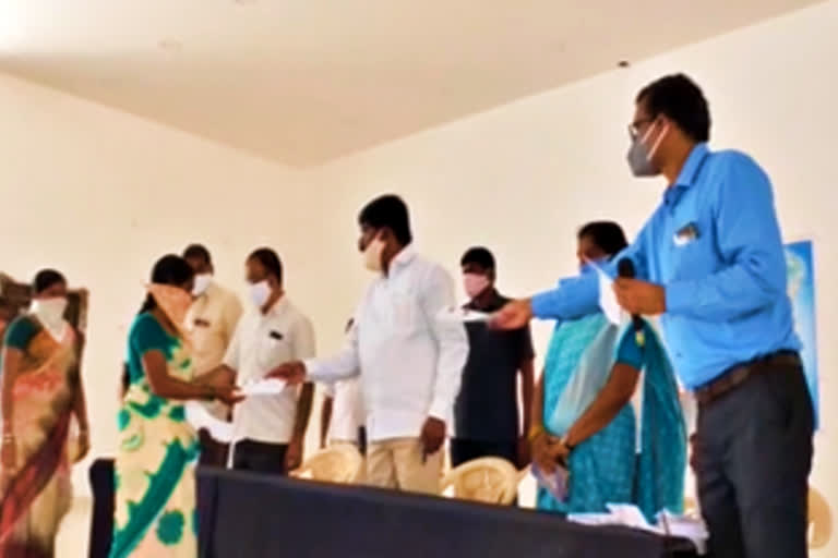 kalyan laxmi and cm relief fund cheque  distribution at narsampeta