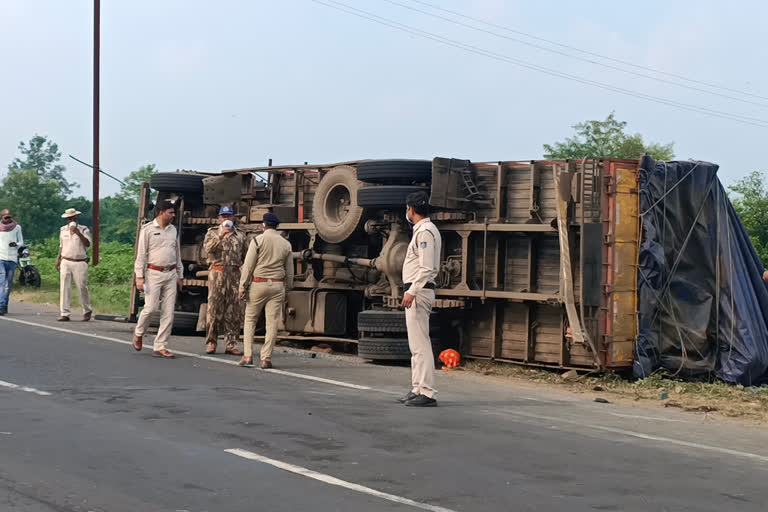 couple-dies-due-to-truck-overturning-in-chhindwara