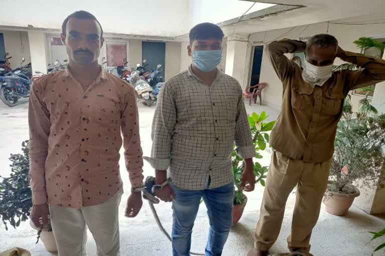 Accused surrender for Offensive post on facebook in giridih, Offensive post on facebook in giridih, news of giridih police, फेसबुक पर आपत्तिजनक पोस्ट करने के आरोपी ने किया सरेंडर, गिरिडीह में फेसबुक पर आपत्तिजनक पोस्ट, गिरिडीह पुलिस की खबरें