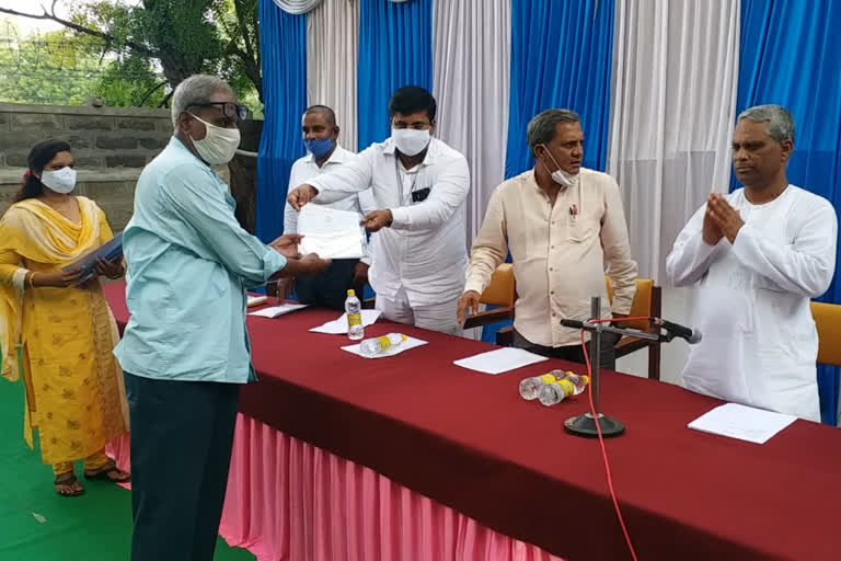 mla veeranna charantimatt distributes site documents