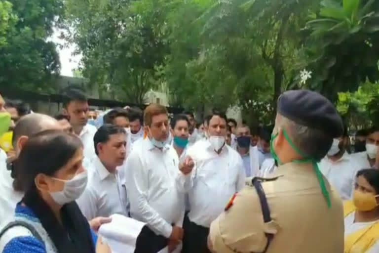 Lawyers and police confrontation demanding suspension of post in-charge in Ghaziabad