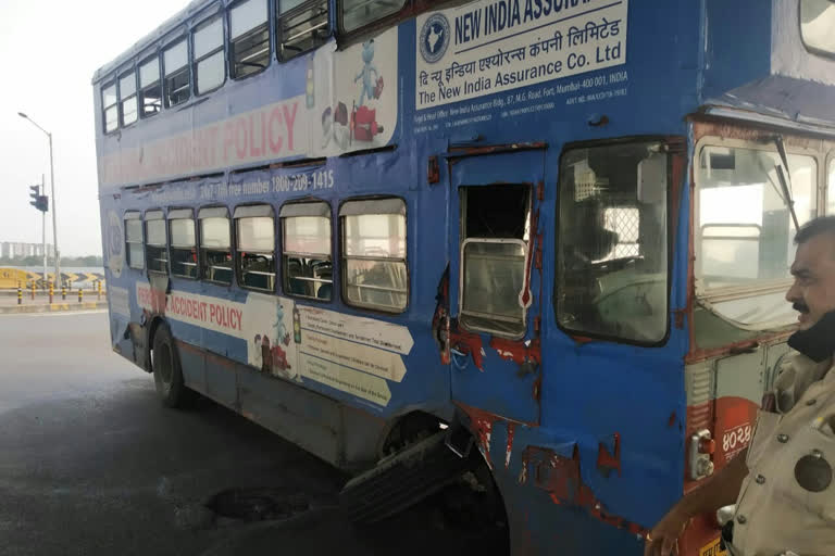 The tire of the best bus ran out on mumbai