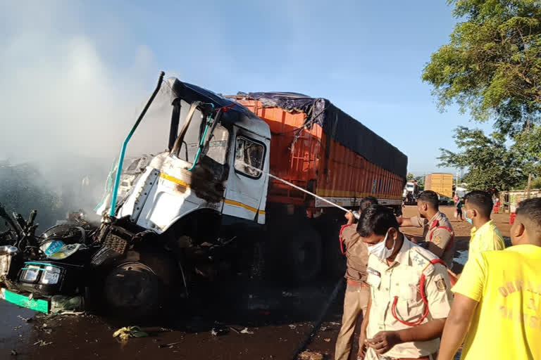 truck accident, khurdha road accident, number 16 national highway khurdha, truck driver died, ସଡ଼କ ଦୁର୍ଘଟଣା, ଡ୍ରାଇଭର ଜୀବନ୍ତ ଦଗ୍ଧ, ଖୋର୍ଦ୍ଧା 16 ନମ୍ବର ଜାତୀୟ ରାଜପଥ