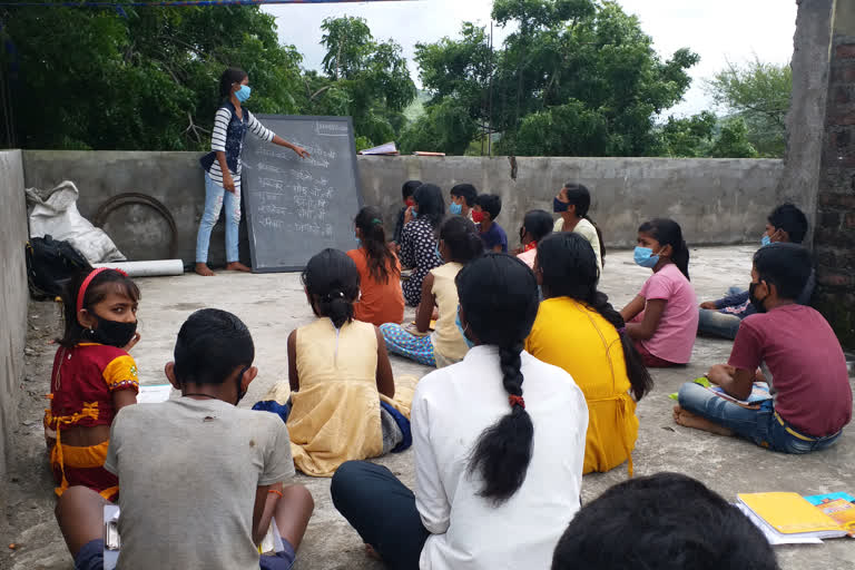 Students are learning Japanese language in aurangabad