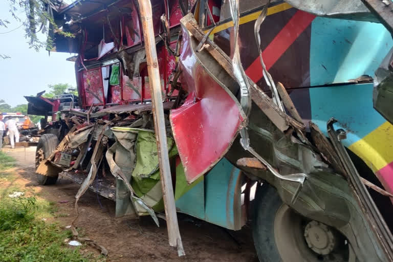 Seven killed in bus-truck collision in Raipur