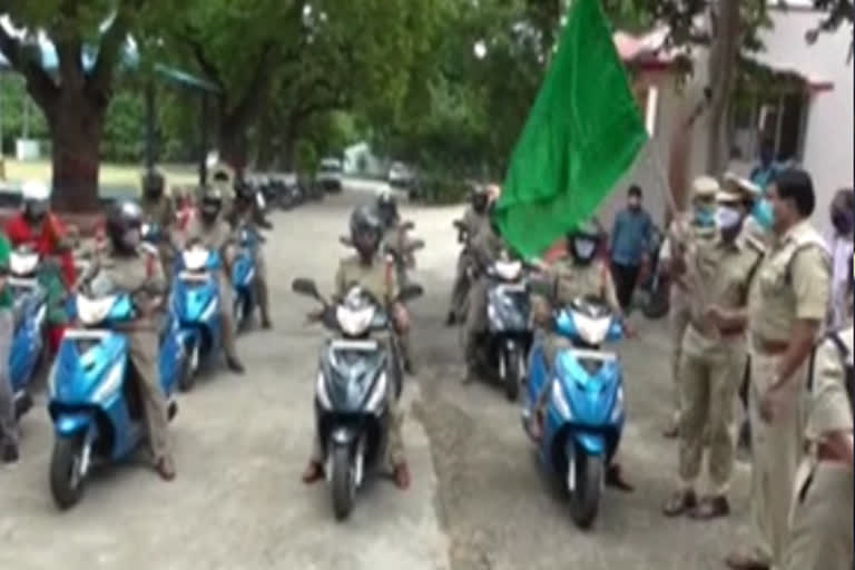 she team vehicle distribution to the police in nalgonda district