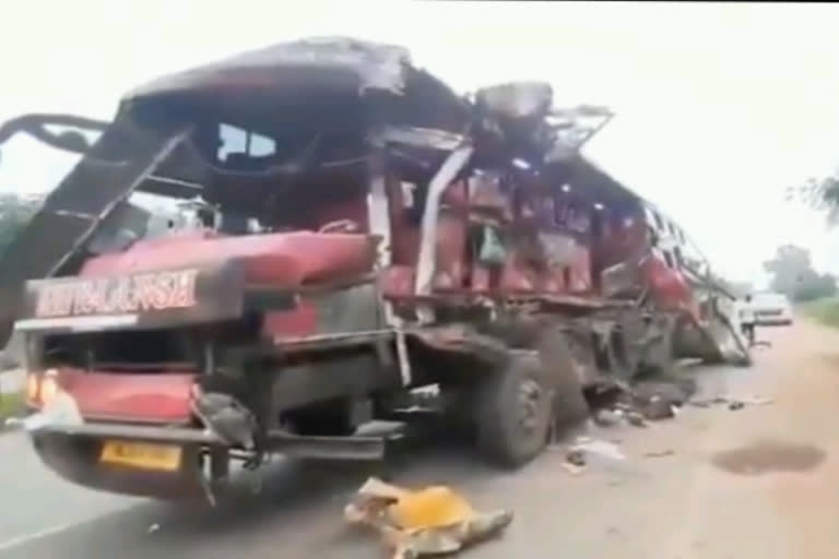 Seven killed in Raipur bus accident  bus accident  labourers  odisha  surat  റായ്പുരിൽ ബസും ട്രക്കും കൂട്ടിയിടിച്ചു  ഏഴ് തൊഴിലാളികൾ മരിച്ചു