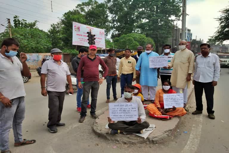 councilor-and-former-counsellor-sit-in-demonstration-to-demand-for-road-repair-in-ambikapur