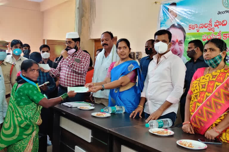 mla gadari kishore distributed kalyanalaxmi, shadi mubarak cheques in suryapet district