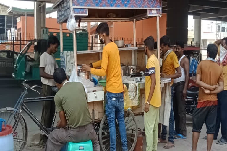 Street food vendor violating covid 19 rules