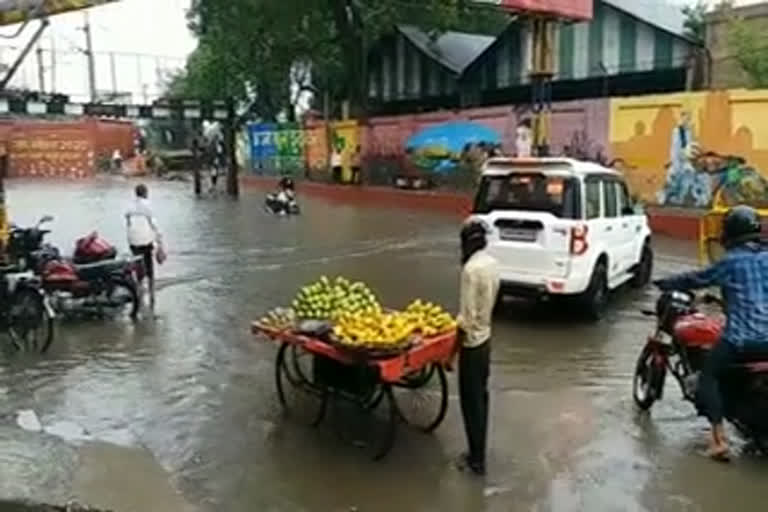 दुकानों में घुसा बारिश का पानी.