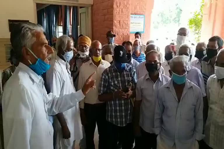 pension helders in jodhpur, पेंशनर्स का हंगामा, जयनारायण व्यास विवि जोधपुर, जयनारायण व्यास विवि की सिंडिकेट बैठक, विधायक किसनाराम, जोधपुर न्यूज, jodhpur news, JNU in jodhpur, syndicate meeting of Jodhpur