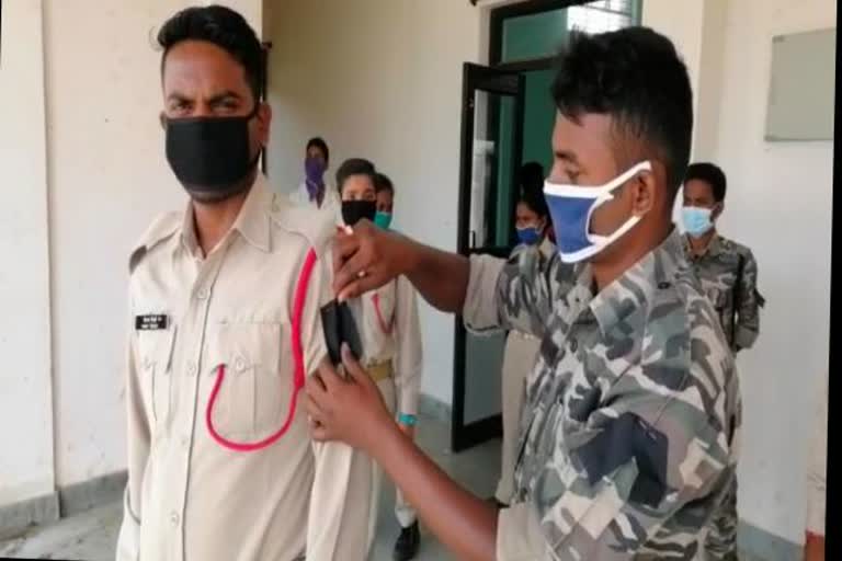 Assistant policemen demonstration in lohardaga, news of Assistant policeman lohardaga, demonstration in lohardaga, लोहरदगा में सहायक पुलिसकर्मियों का प्रदर्शन, लोहरदगा सहायक पुलिसकर्मी की खबरें, लोहरदगा में प्रदर्शन