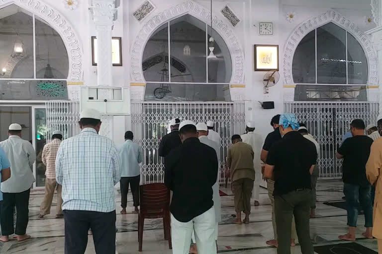 prayers were offered at makkah mosque with social distance