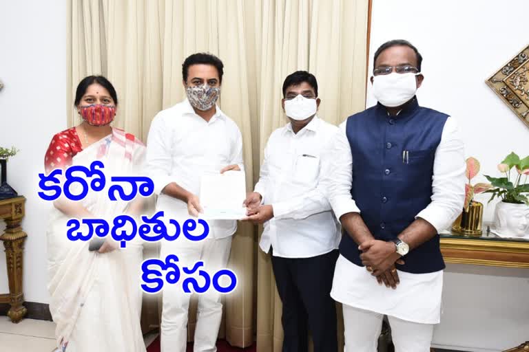 కేటీఆర్​కు రూ. 1.23 కోట్ల చెక్కు అందజేసిన ఎంపీ నామ