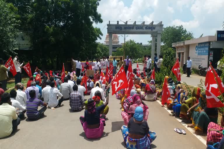 Protest by various organizations demanding the fulfillment of various demands